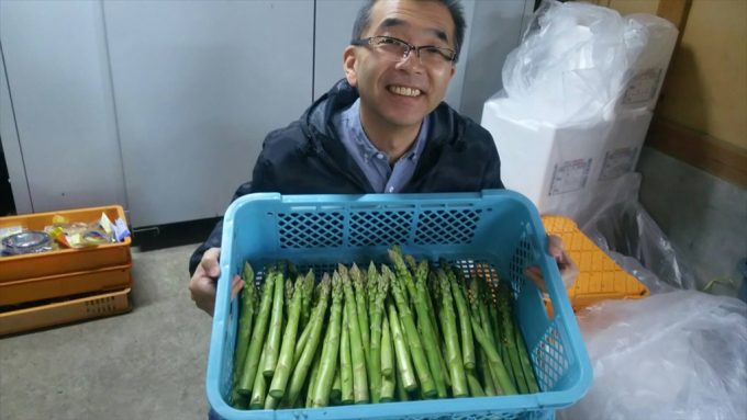 アスパラ持った今井