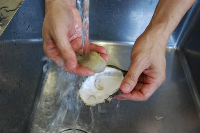 岩牡蠣の開け方 よ～く水洗い