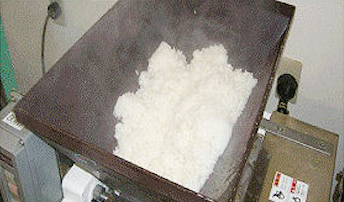 ④米をつぶしているところです。